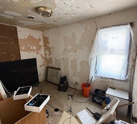 4th image of 21562 W Davison St