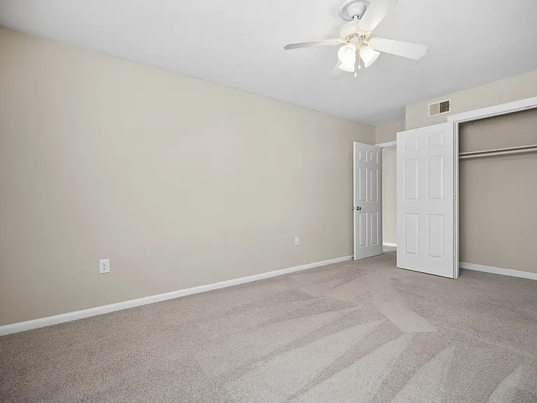 Sumter Square Apartments — Photo 33