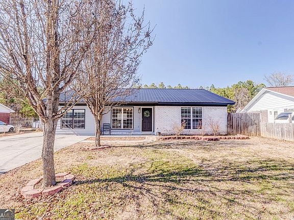 2nd image of 33 Hunters Gln NW