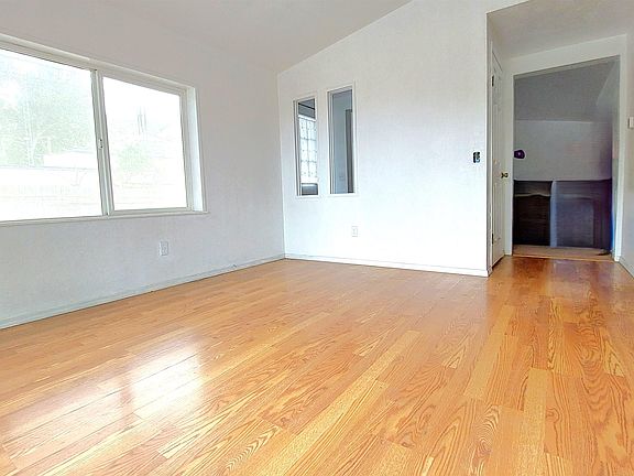 3rd image of 526 Roosevelt Dr