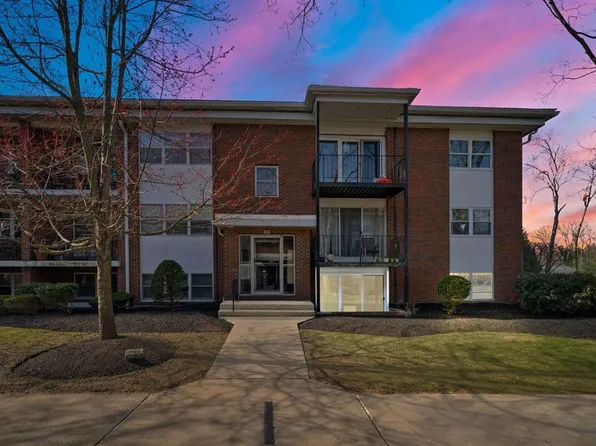 32 Pleasant Dr APT 16, Stoughton, MA 02072