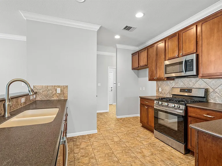 2505 Rusk Ct — Photo 8