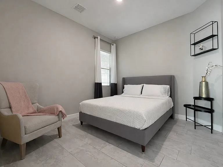 2506 E Pleasant Ln — Photo 4