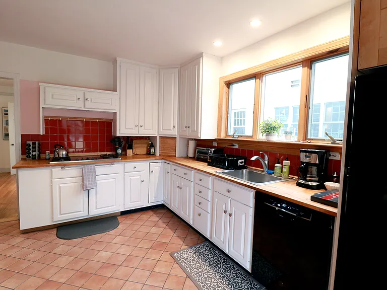 Kitchen (view 1)