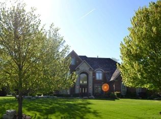 7N395 Windsor Dr, St Charles, IL 60175