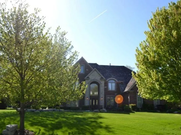 7N395 Windsor Dr, St Charles, IL 60175