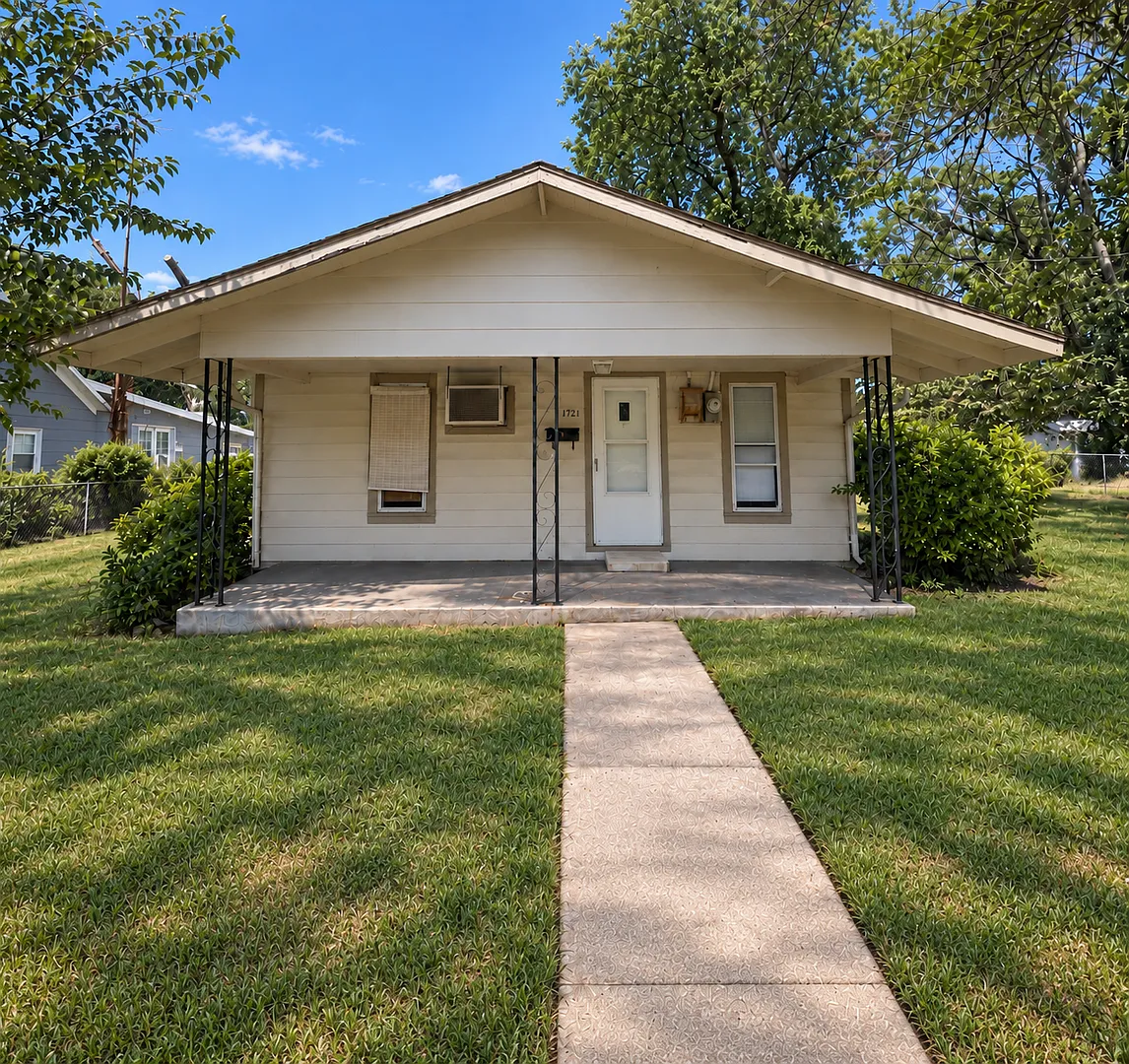 Cute 2 Bed/1 Bath Home Near I44! — Photo 1