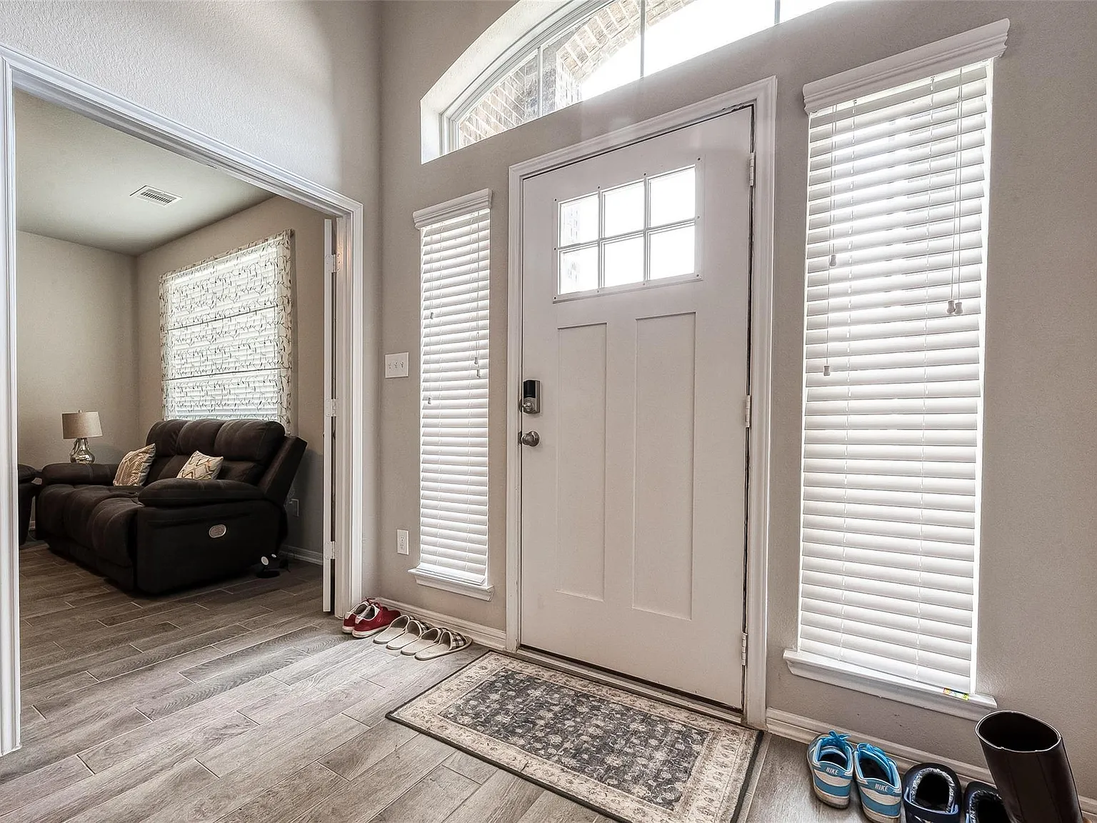 5 bed, 3.5 bath, 3937 sqft, $3,500 — Photo 4