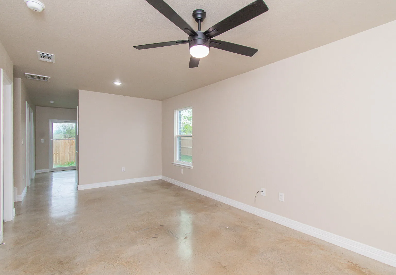 3 bed, 2.0 bath, 1390 sqft, $1,400 — Photo 4