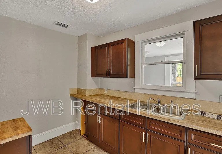1316 W 31st St — Photo 2