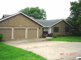 2215 SW Arvonia Pl, Topeka, KS 66614
