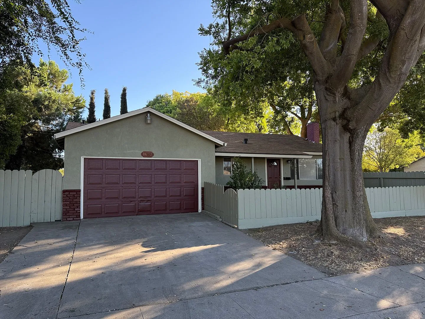 Recently updated single story home in Modesto! — Photo 1