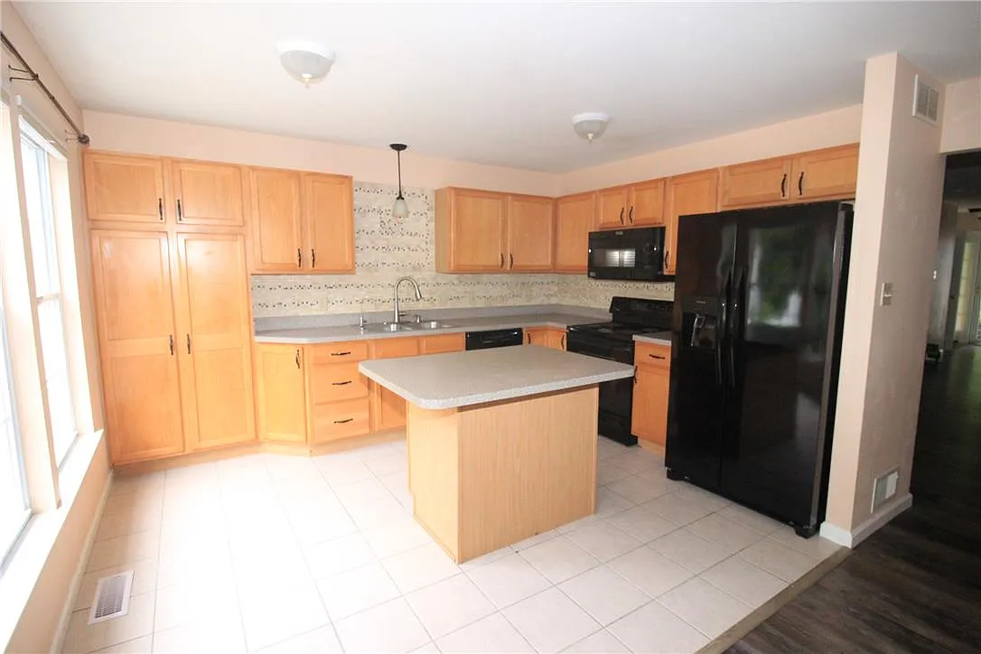 3 bed, 1.5 bath, 1618 sqft, $2,475 — Photo 3