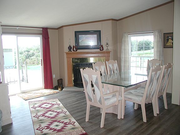 Dining w/frpl & new flooring