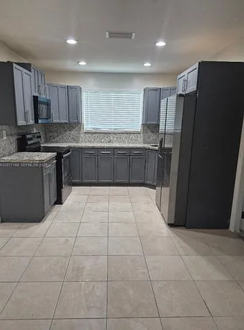 5 bed, 2.0 bath, 1426 sqft, $4,700 — Photo 2