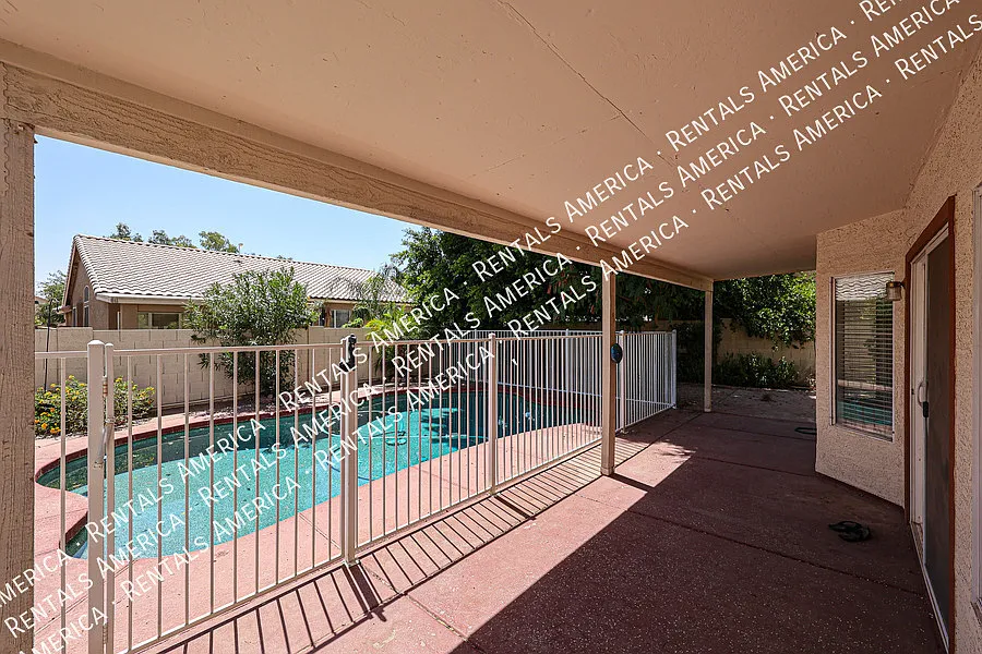 Spacious 5-Bedroom Home with Pool in Chandler — Photo 4