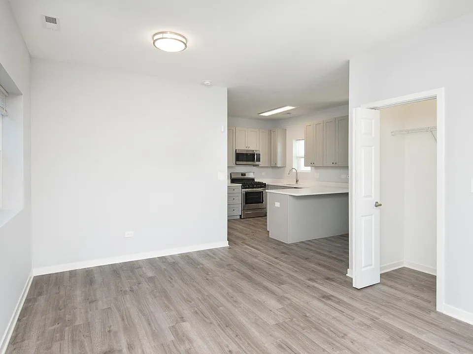 1813 W Cermak Rd #2