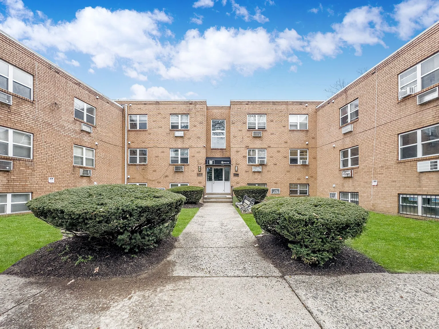 Broad Oaks Apartments — Photo 1
