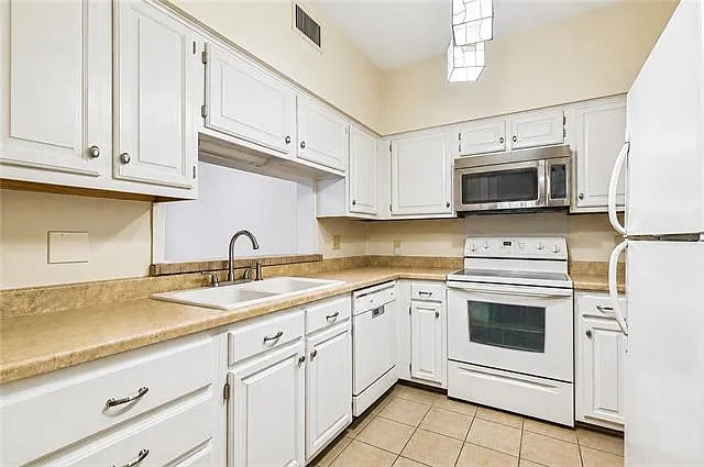 800 Rue Burgundy St #223 — Photo 3