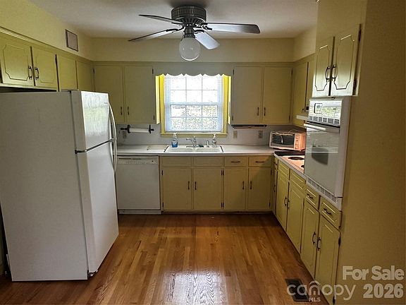 4th image of 401 Hickory St