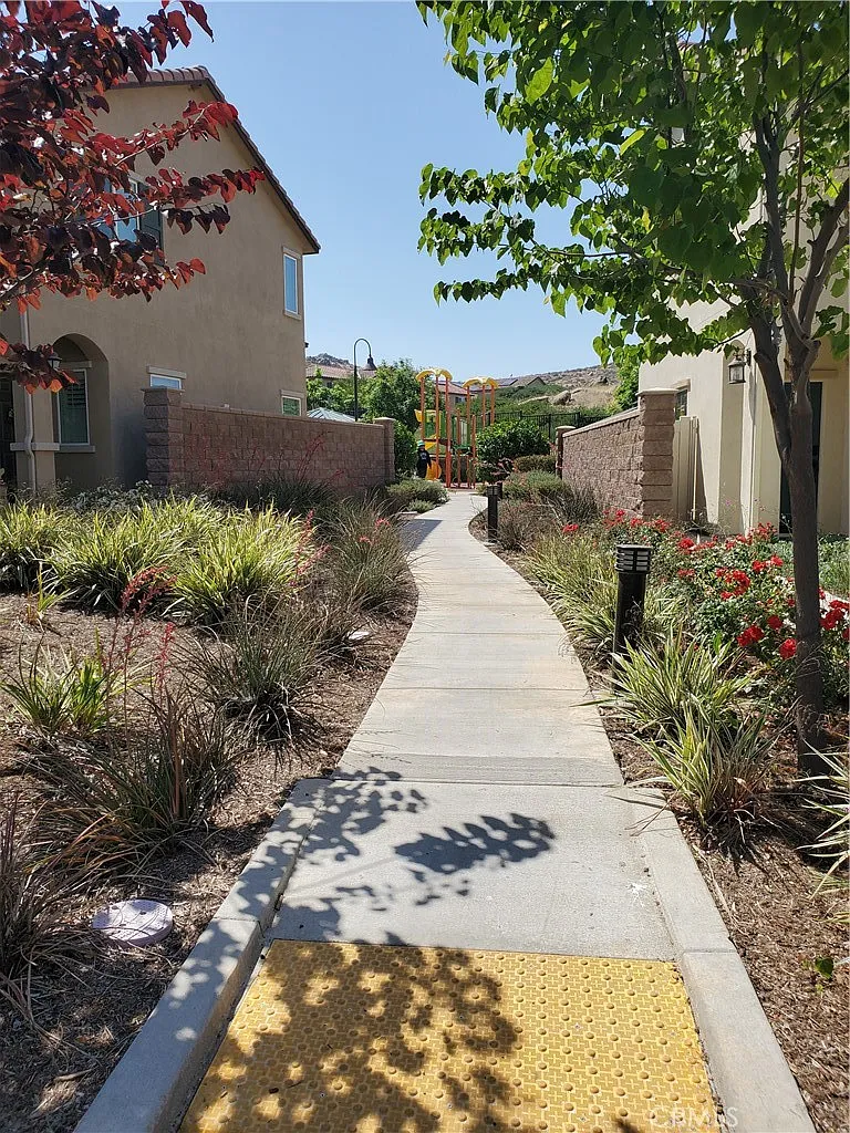 4 bed, 2.5 bath, 1818 sqft, $3,150 — Photo 2