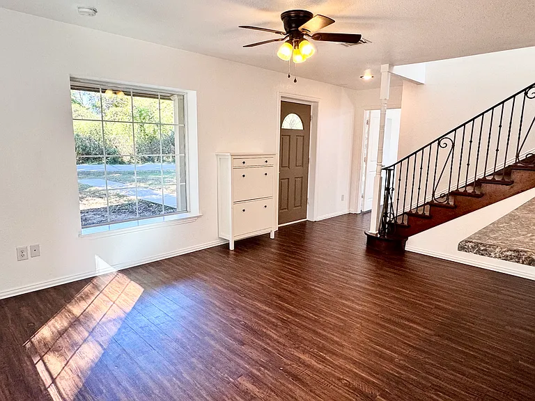 921 Bradleys Bnd — Photo 4