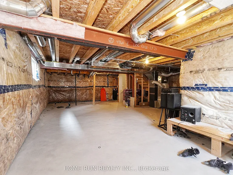282 Nelson St E — Photo 37
