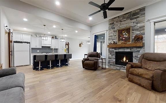 5th image of 804 SW Cross Creek Dr