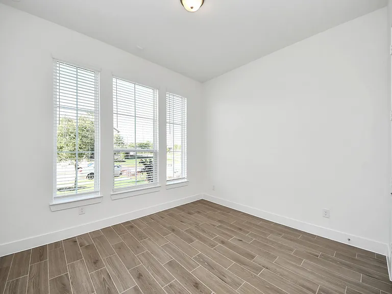 25026 Midnight Willow — Photo 5