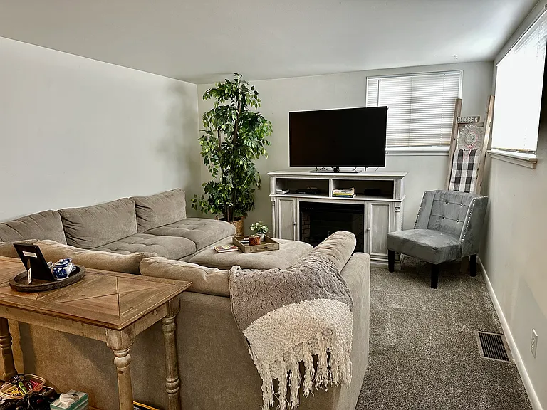 1109 E Benton St — Photo 3