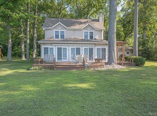 5100 Edgelake Dr, Pinckney, MI 48169