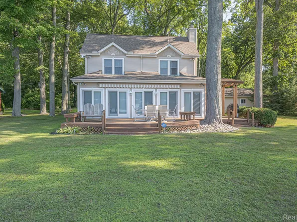 5100 Edgelake Dr, Pinckney, MI 48169