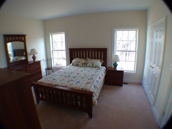 Master bedroom w/ queen bed set
