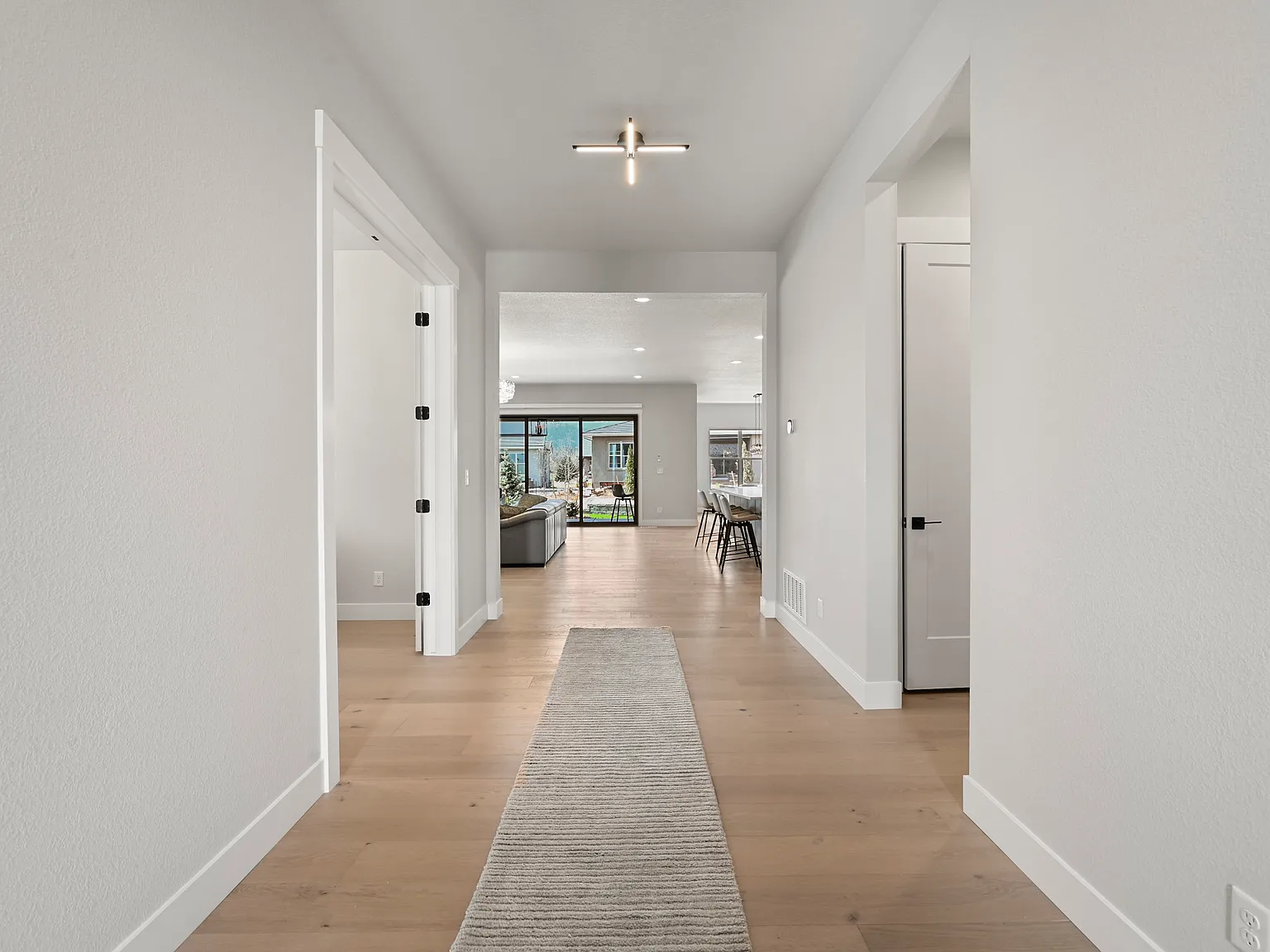 3 bed, 4288 sqft, $5,000 — Photo 2