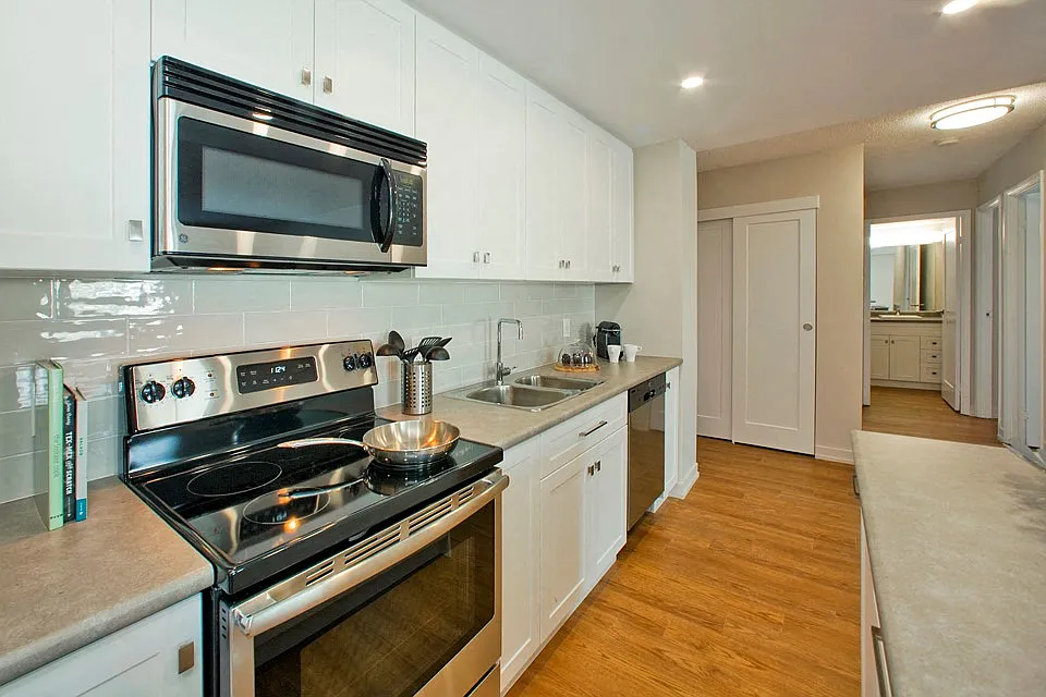 Squire Court Apartments and Waverly Place — Photo 1