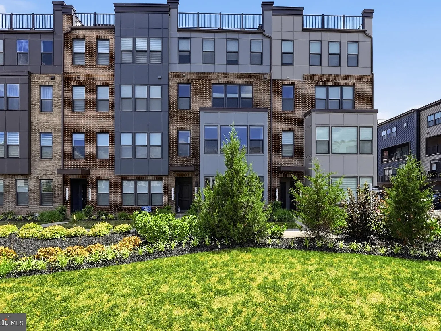 Sm Ashburn Station Condo — Photo 1
