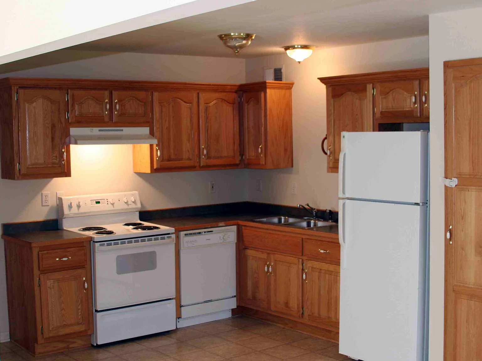 3 bed, 2.5 bath, 1600 sqft, $1,600 — Photo 4