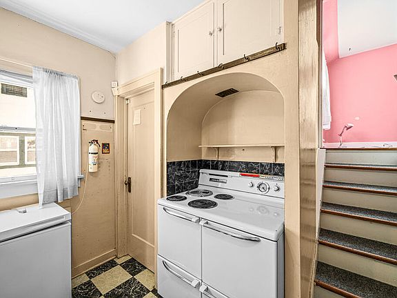5th image of 130 Tyler St