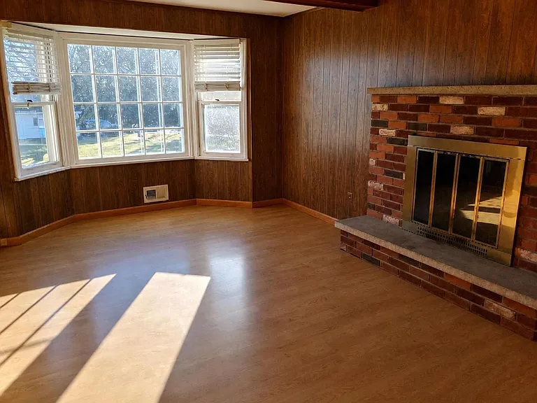 15 Crestview Dr — Photo 2