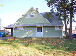 60 Aster Ln, Levittown, PA 19055