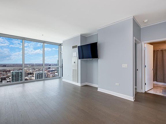 4th image of 1901 S Calumet Ave #2909