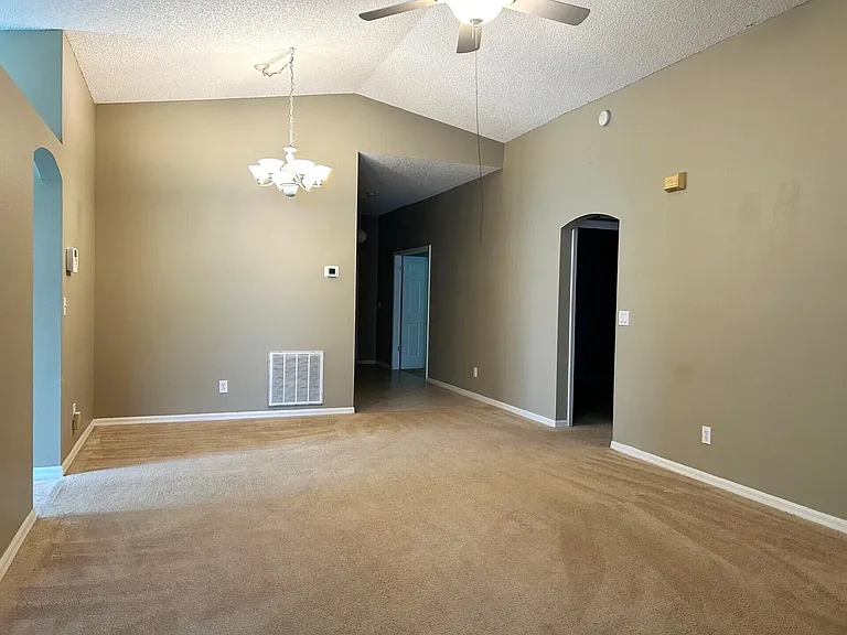 4760 Manchester Dr — Photo 4