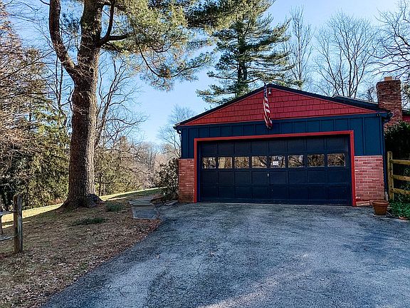 Attached garage 
