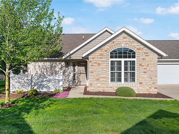 3rd image of 257 Woodbury Cir