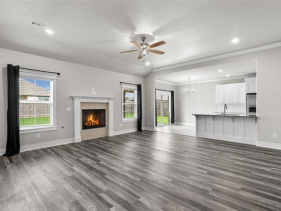 2nd image of 889 Fair Oaks St