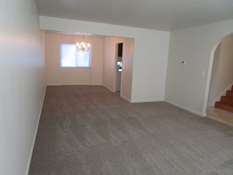 812 Briarwood Ct — Photo 2