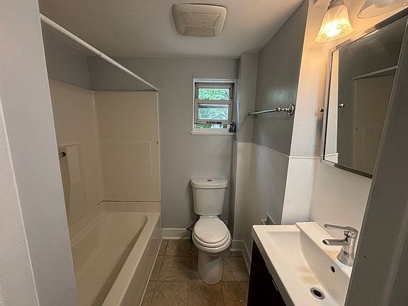 5th image of 924 Jackson St