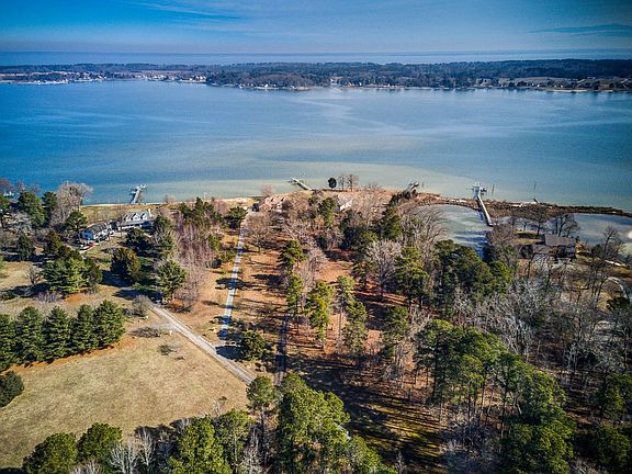 3rd image of 574 Edgewater Ln
