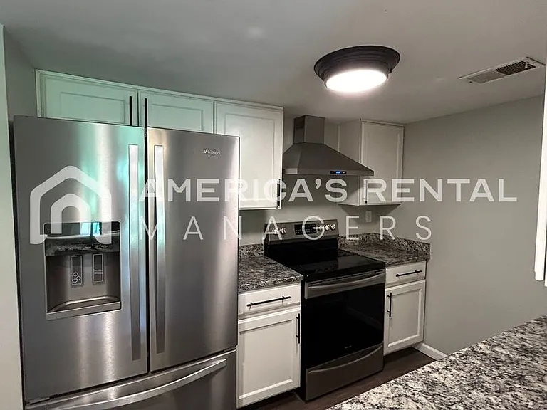 2422 Hampstead Dr — Photo 5