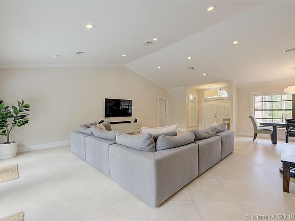 5th image of 311 NW 37th Way